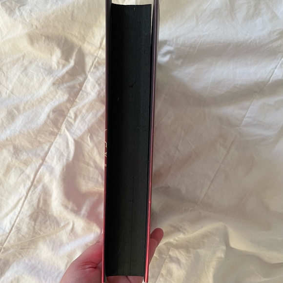 Fourth Wing by Rebecca Yarros Special Holiday Edition with Black Sprayed Edges - Picture 2 of 7